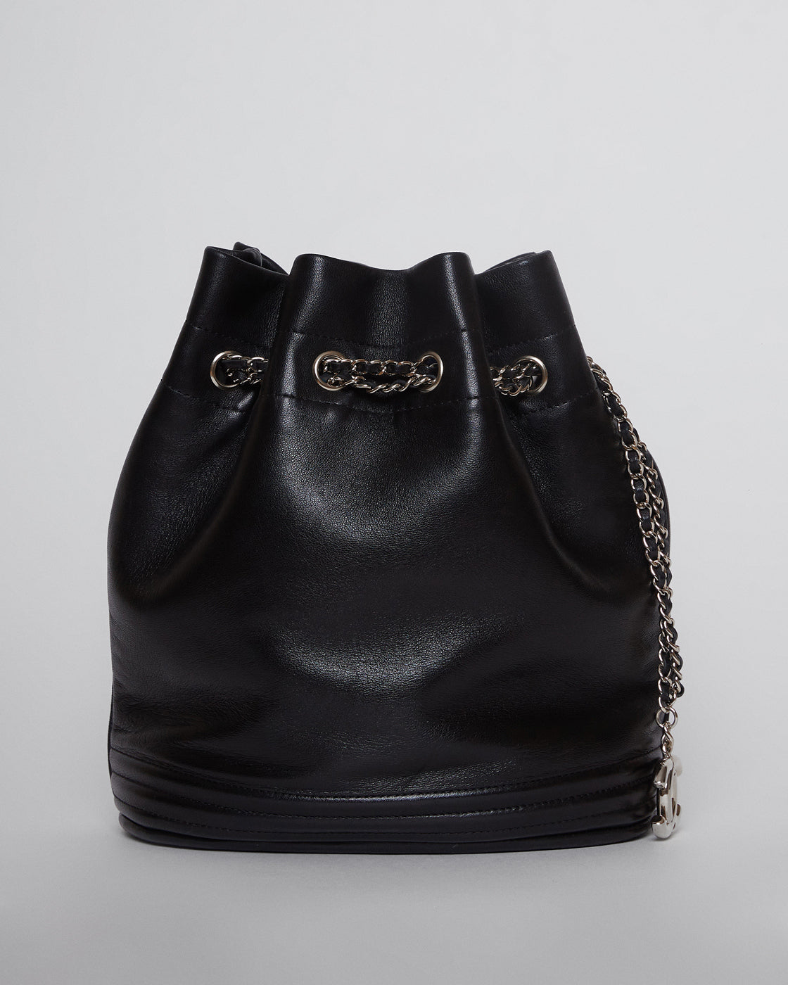 Drawstring Bucket Clutch Bag in Black – THE MODAOLOGY