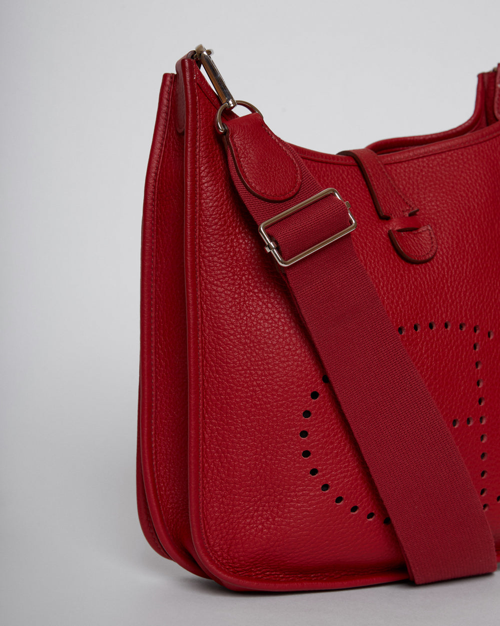 HERMES Evelyne III in red Clemence Leather Shoulder Bag THE MODAOLOGY